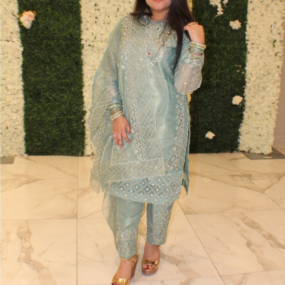 Dress - Picture 3 of 3